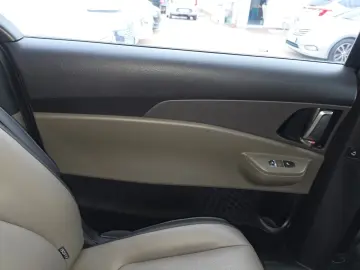 KIA Carnival 9 SITZE AUT LED NAVI KAMERA LEDER