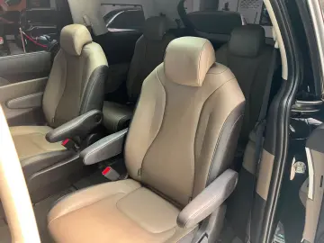 KIA Carnival 2 2 CRDi 9xSitzer PANO LEDER