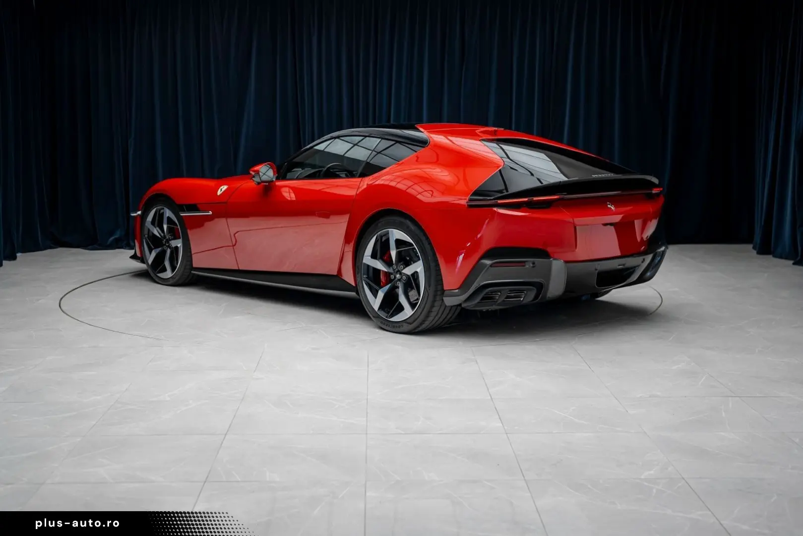 FERRARI Coupe 6.5 V12 CARBON LIFT PASSENGER DISPLAY