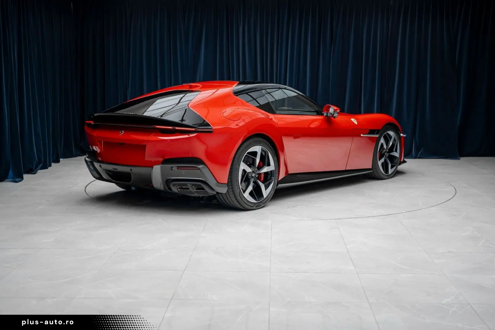 FERRARI Coupe 6.5 V12 CARBON LIFT PASSENGER DISPLAY