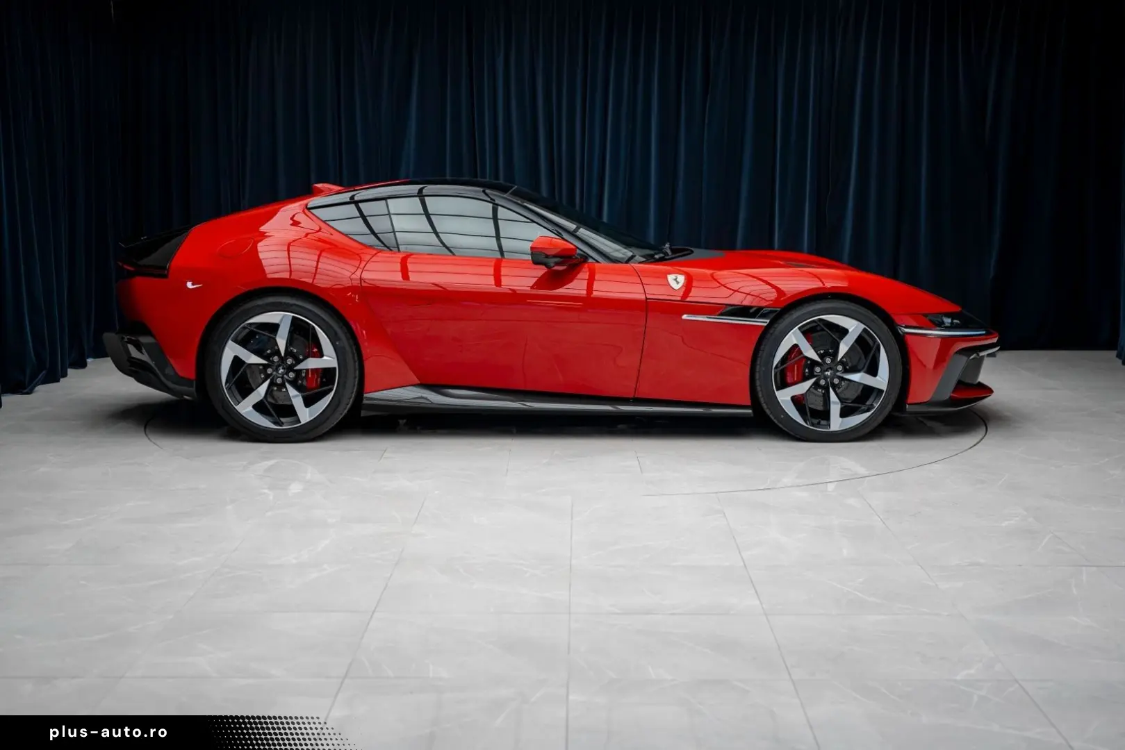 FERRARI Coupe 6.5 V12 CARBON LIFT PASSENGER DISPLAY