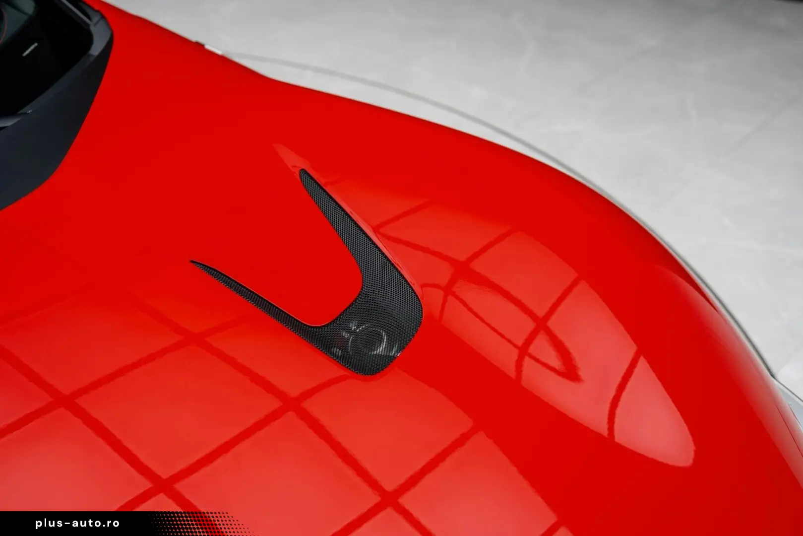 FERRARI Coupe 6.5 V12 CARBON LIFT PASSENGER DISPLAY