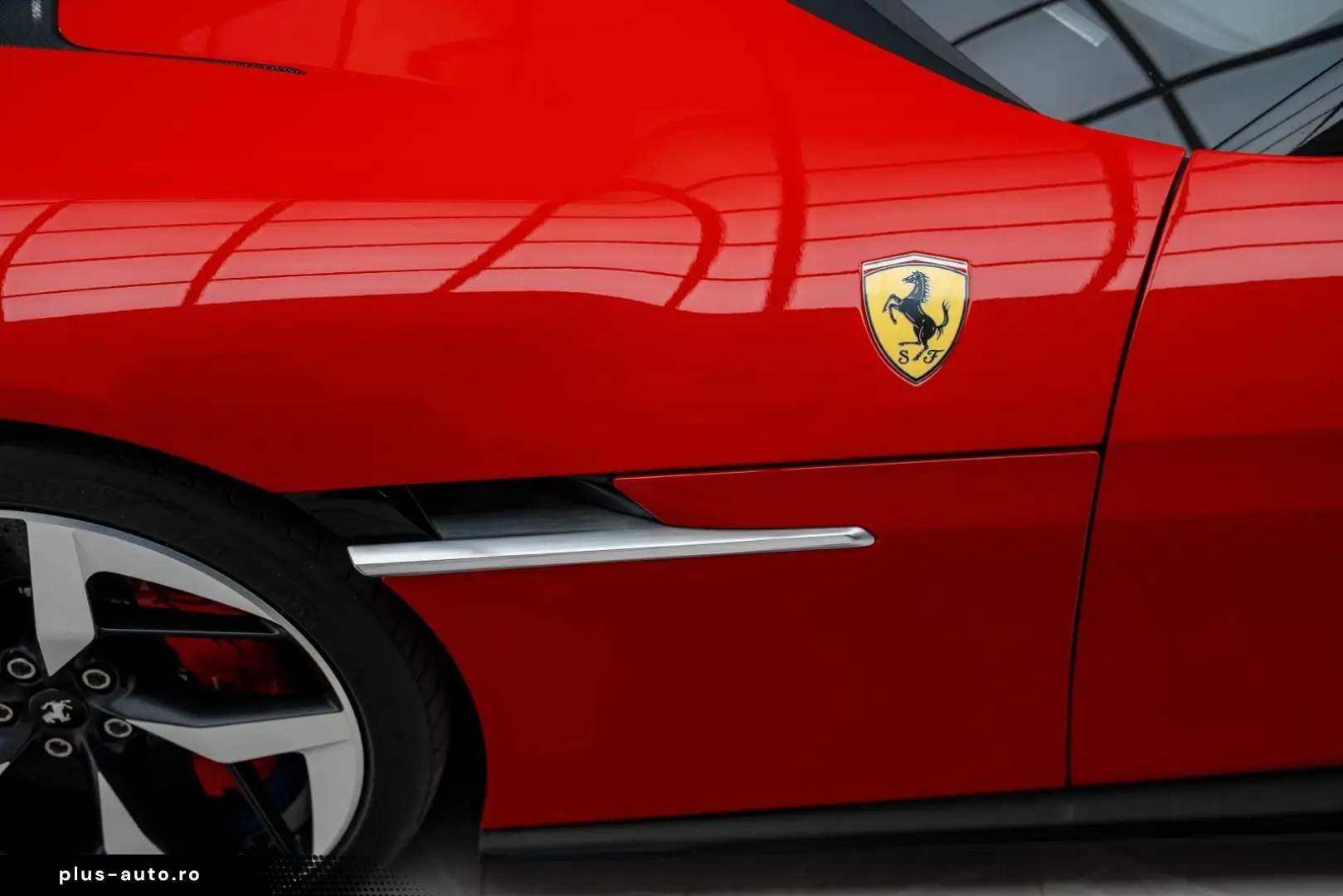 FERRARI Coupe 6.5 V12 CARBON LIFT PASSENGER DISPLAY