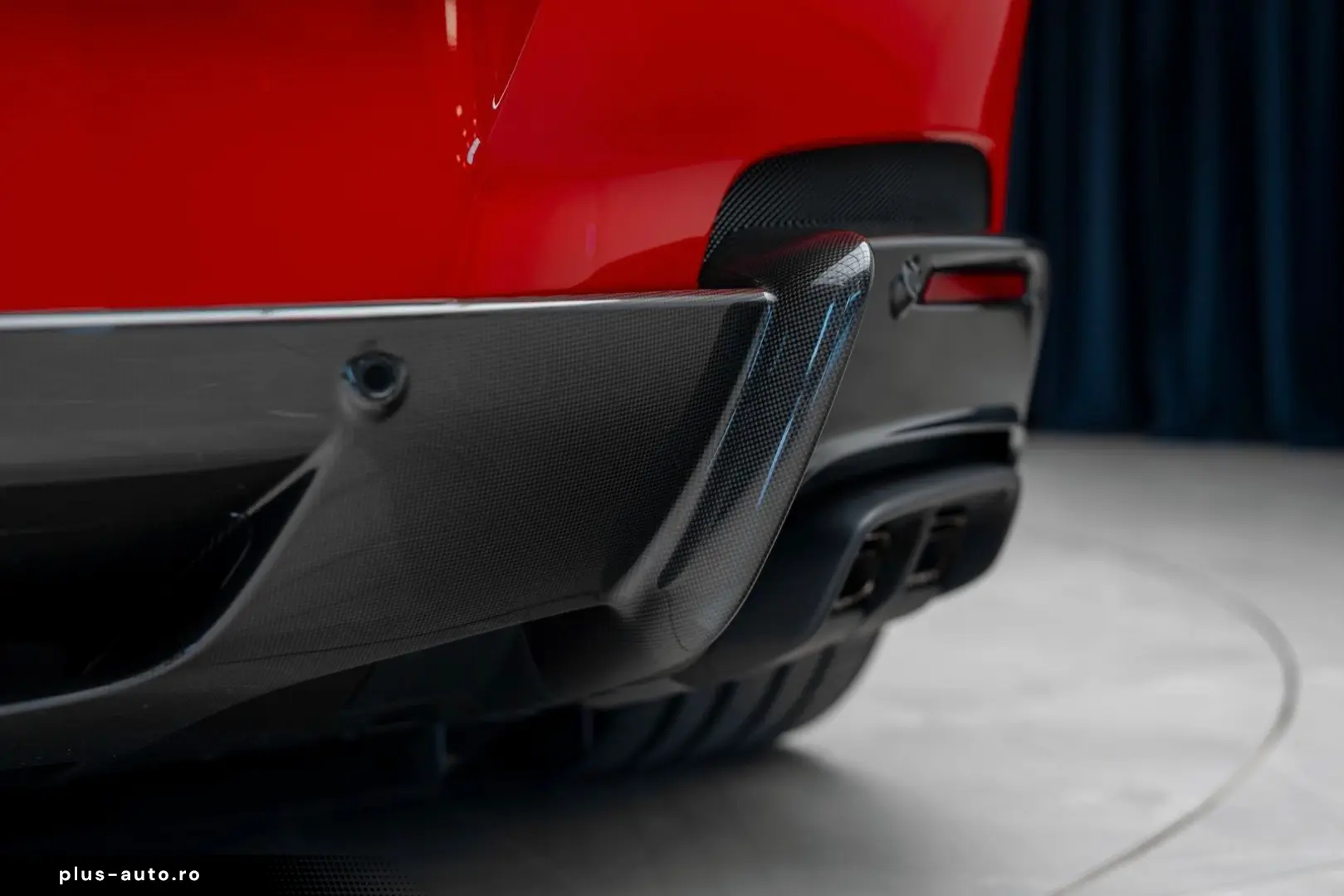 FERRARI Coupe 6.5 V12 CARBON LIFT PASSENGER DISPLAY