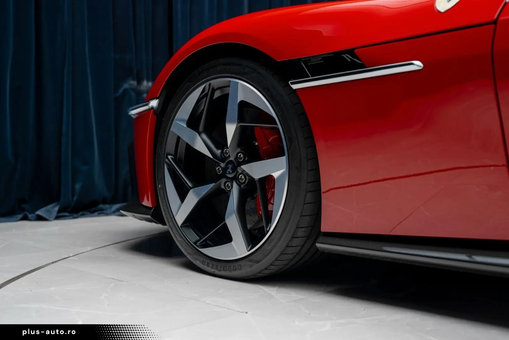 FERRARI Coupe 6.5 V12 CARBON LIFT PASSENGER DISPLAY