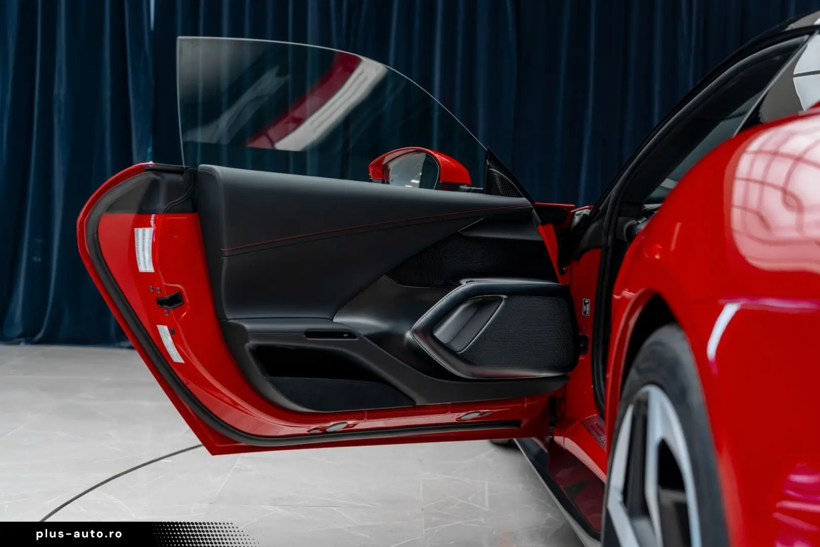 FERRARI Coupe 6.5 V12 CARBON LIFT PASSENGER DISPLAY
