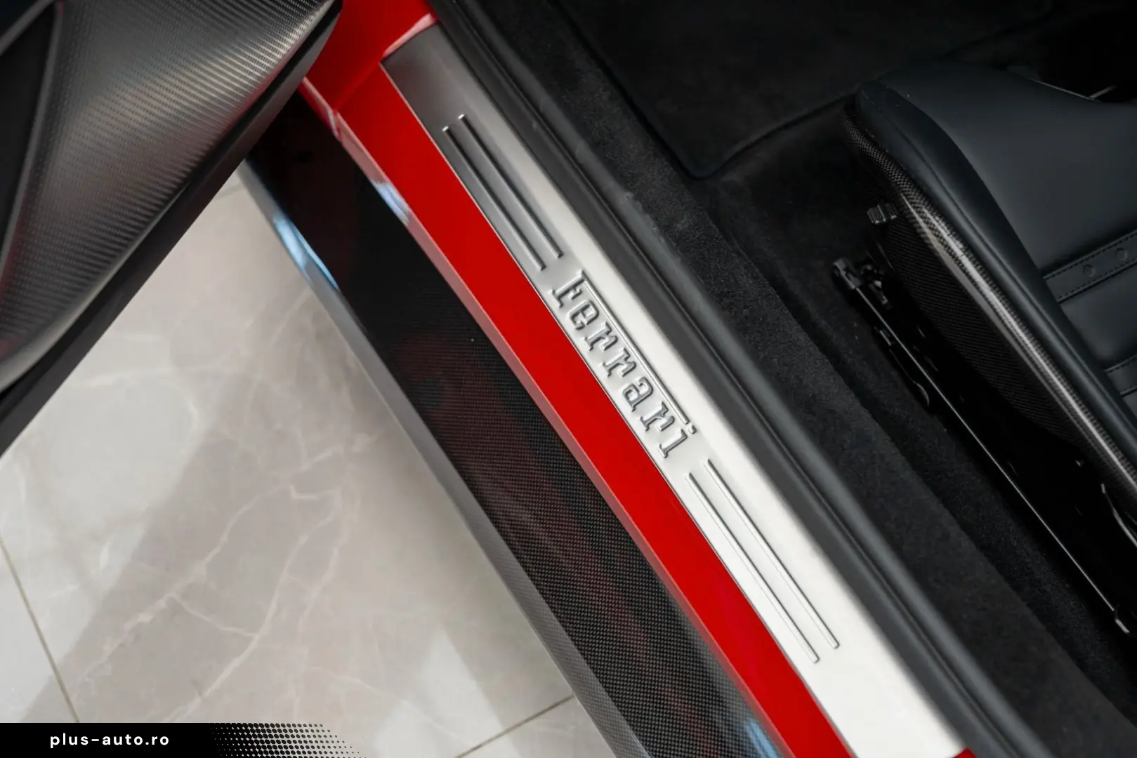 FERRARI Coupe 6.5 V12 CARBON LIFT PASSENGER DISPLAY