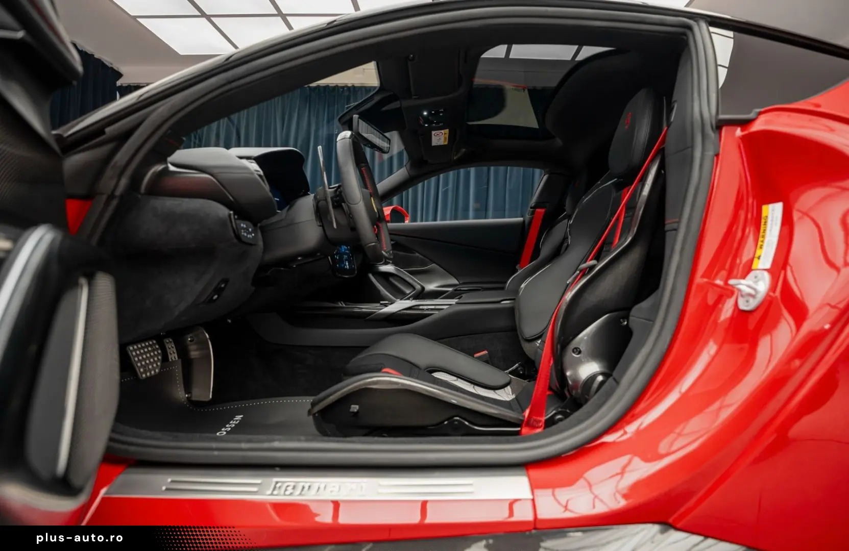 FERRARI Coupe 6.5 V12 CARBON LIFT PASSENGER DISPLAY