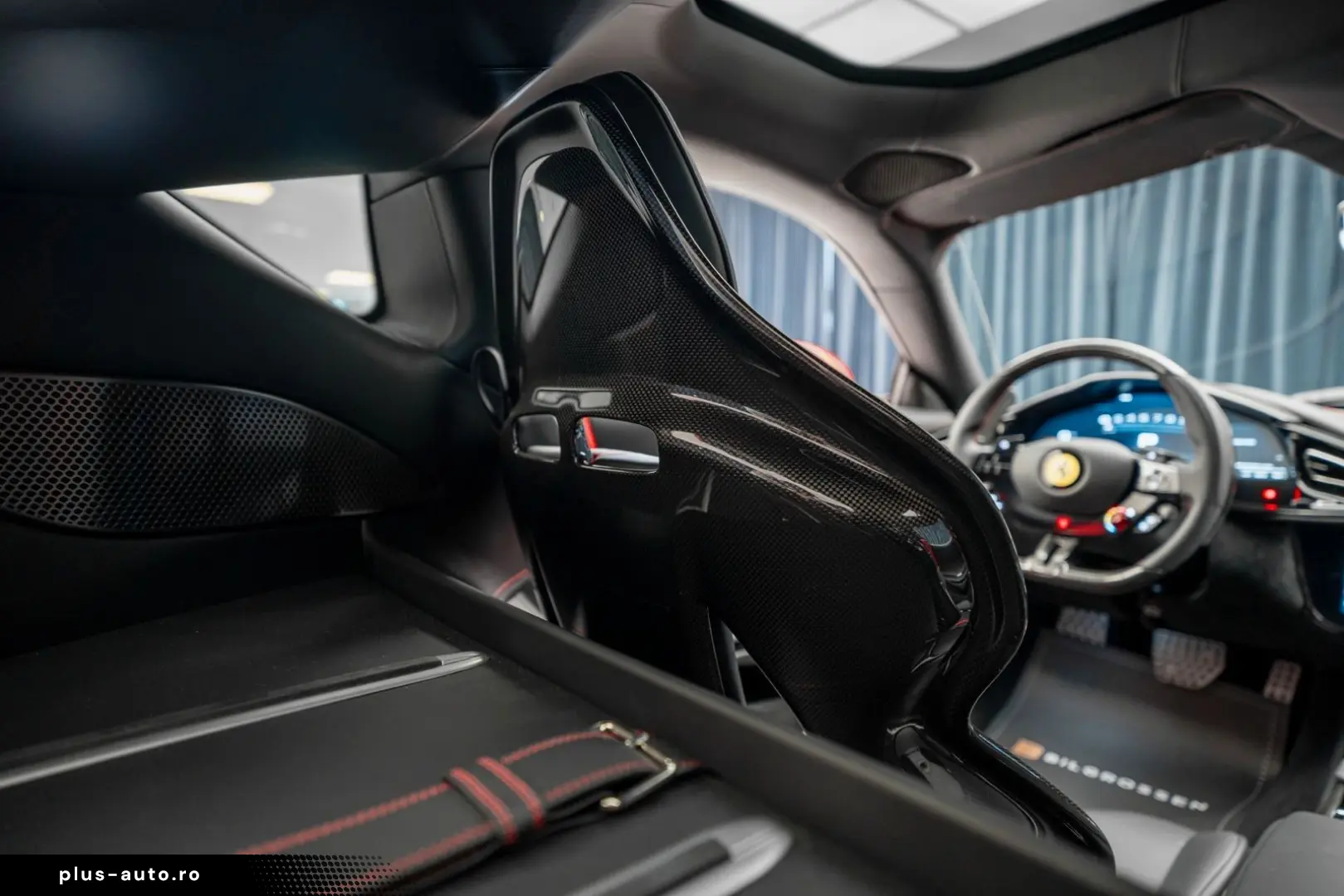FERRARI Coupe 6.5 V12 CARBON LIFT PASSENGER DISPLAY