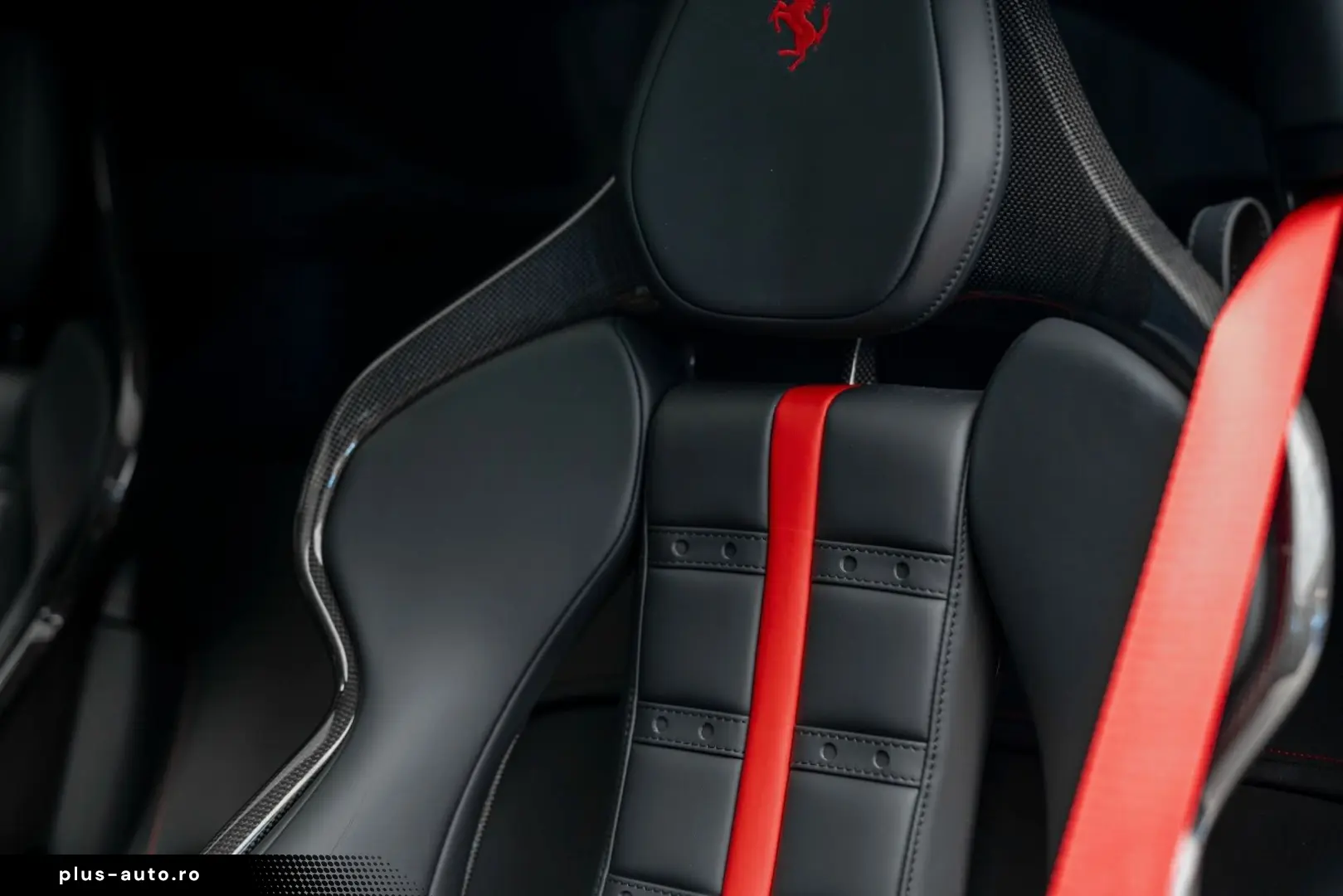 FERRARI Coupe 6.5 V12 CARBON LIFT PASSENGER DISPLAY