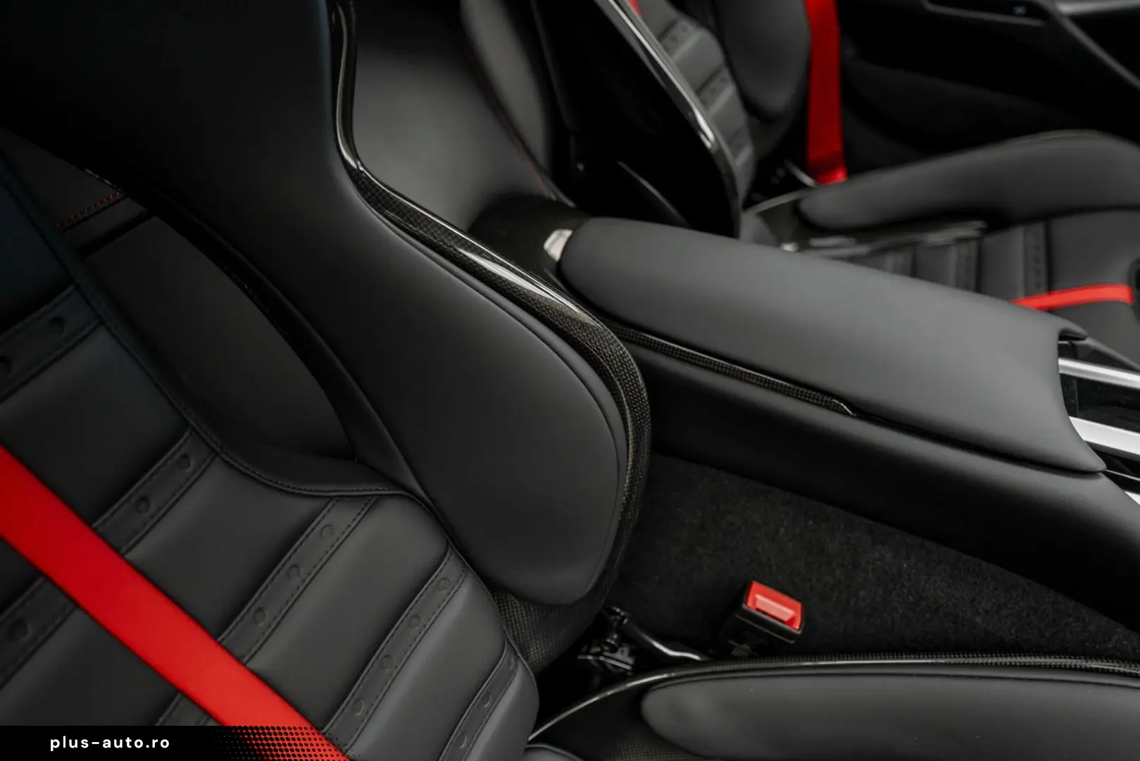 FERRARI Coupe 6.5 V12 CARBON LIFT PASSENGER DISPLAY