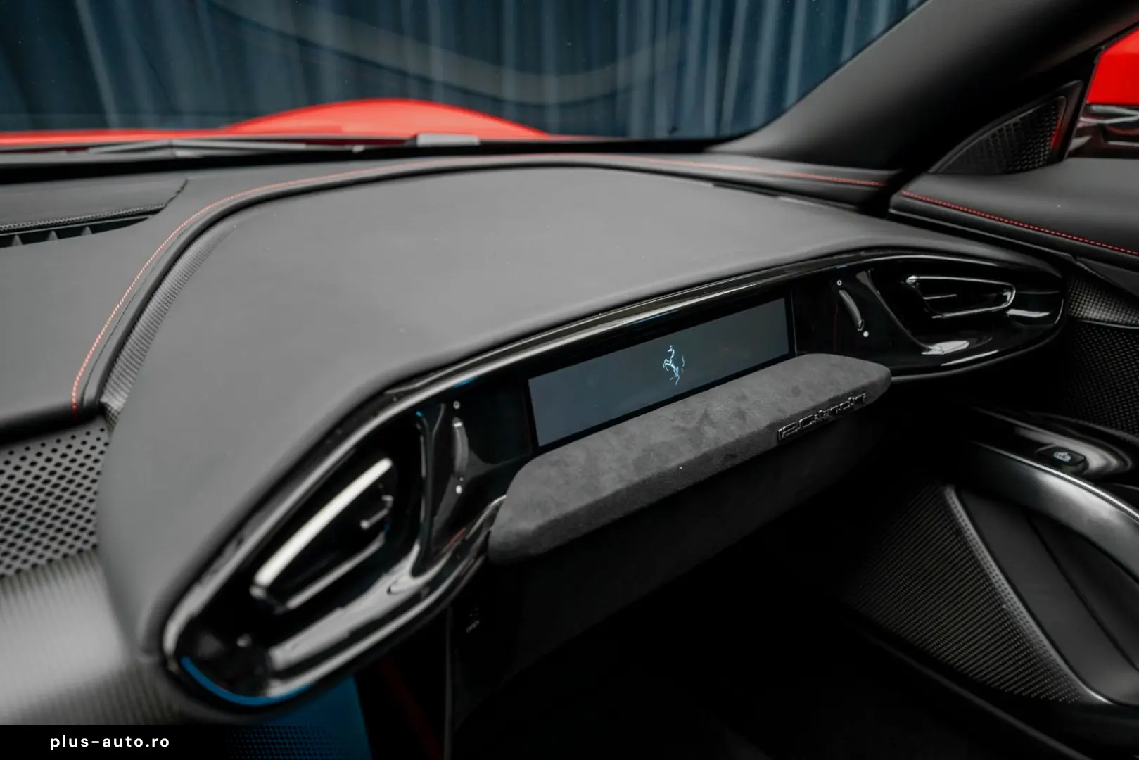 FERRARI Coupe 6.5 V12 CARBON LIFT PASSENGER DISPLAY