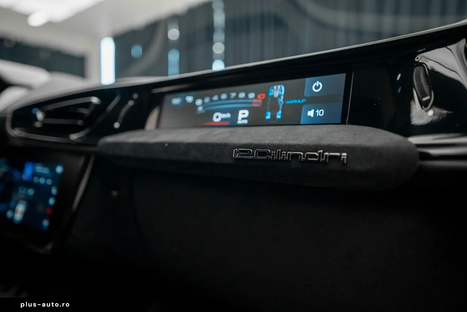 FERRARI Coupe 6.5 V12 CARBON LIFT PASSENGER DISPLAY