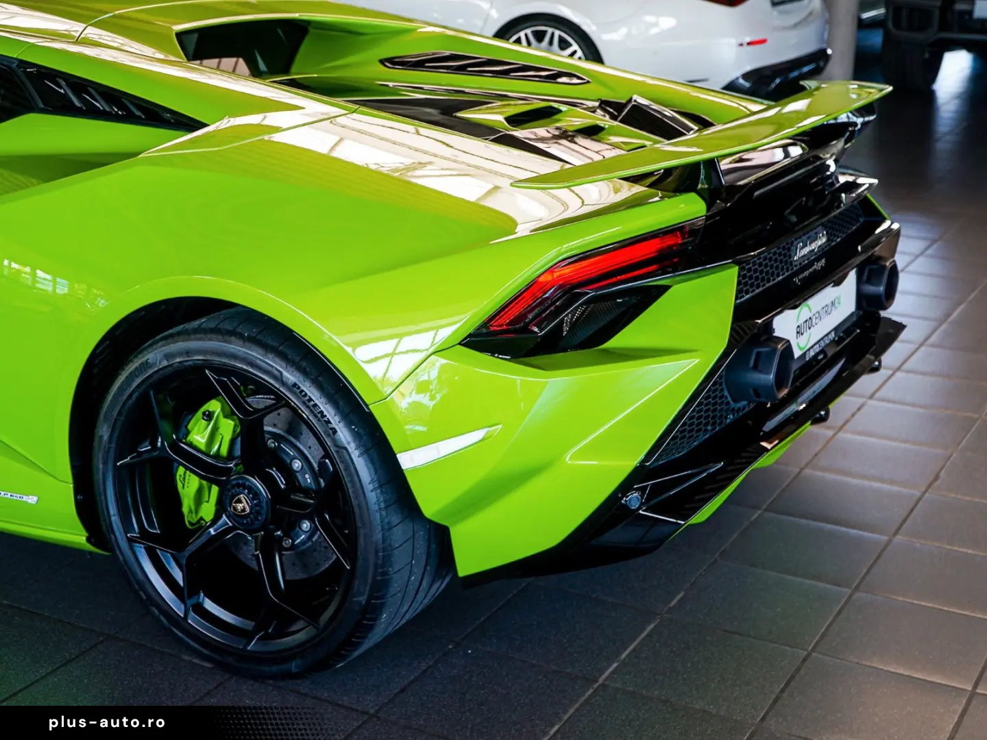 LAMBORGHINI Huracán Tecnica Carbon Buckets Sensonum Lift