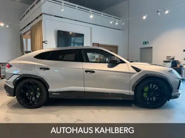 LAMBORGHINI Urus PERFORMANTE CARBON B&O AKRAPO.