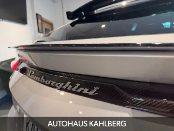 LAMBORGHINI Urus PERFORMANTE CARBON B&O AKRAPO.