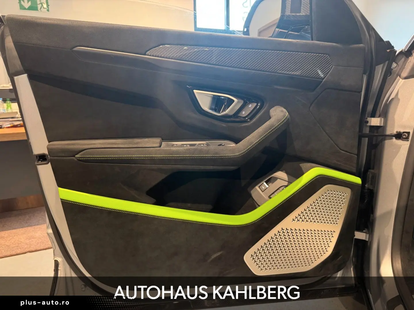 LAMBORGHINI Urus PERFORMANTE CARBON B&O AKRAPO.