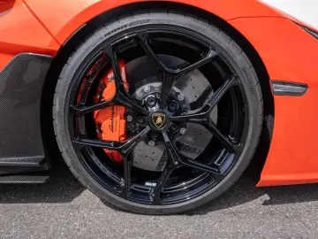 LAMBORGHINI Revuelto V12   FULL CARBON   PASSENGER-DISPLAY