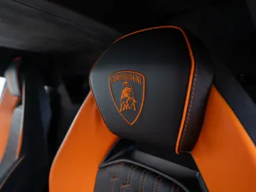 LAMBORGHINI Revuelto V12   FULL CARBON   PASSENGER-DISPLAY