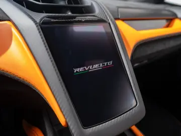 LAMBORGHINI Revuelto V12   FULL CARBON   PASSENGER-DISPLAY