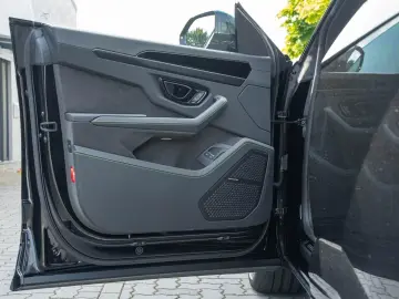 LAMBORGHINI Urus SE  23  Bang&Olufsen Panorama Massage
