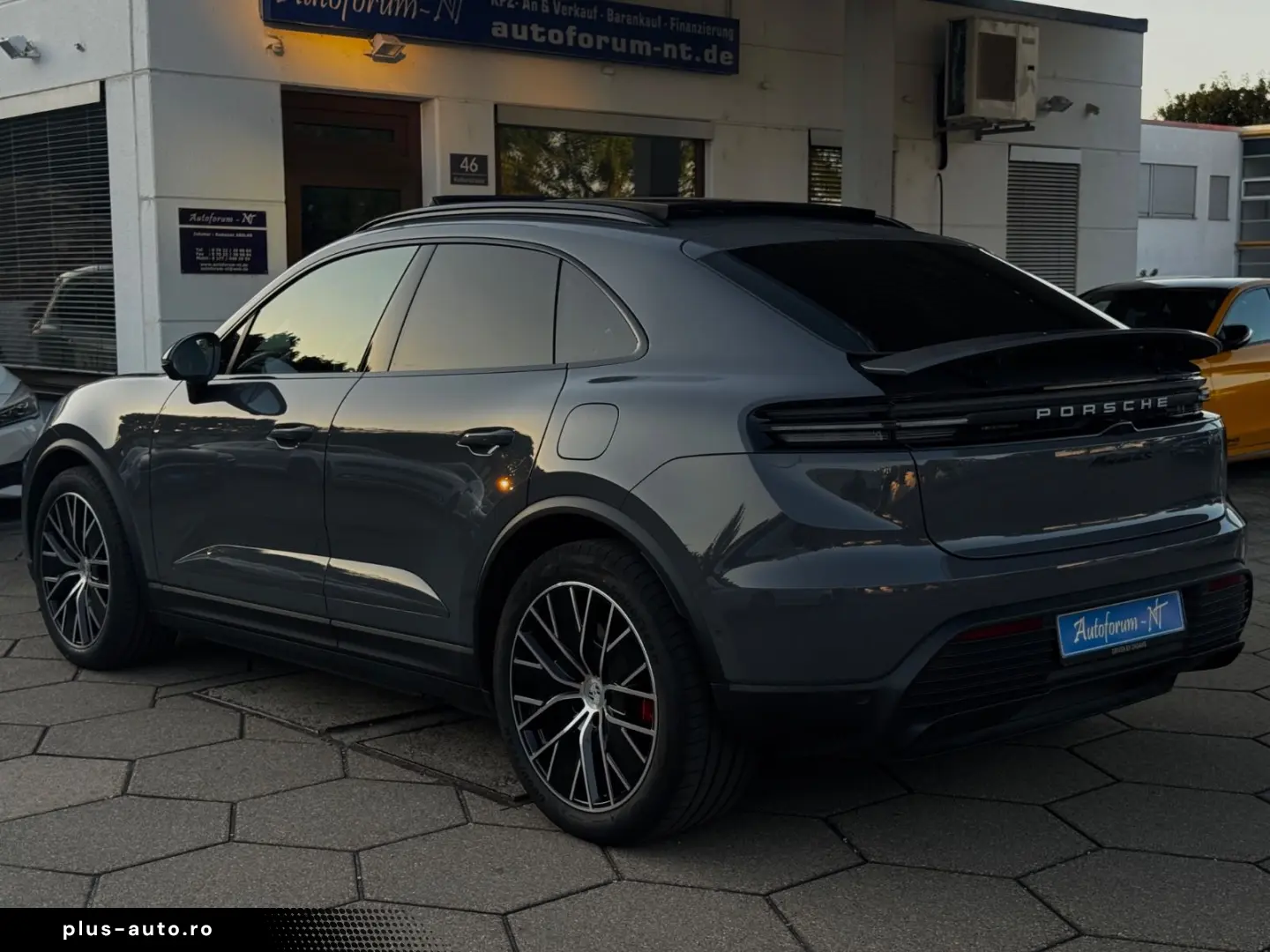 PORSCHE Macan Electric 4 S PANO CHRONO 360 BOSE AIR VOLL