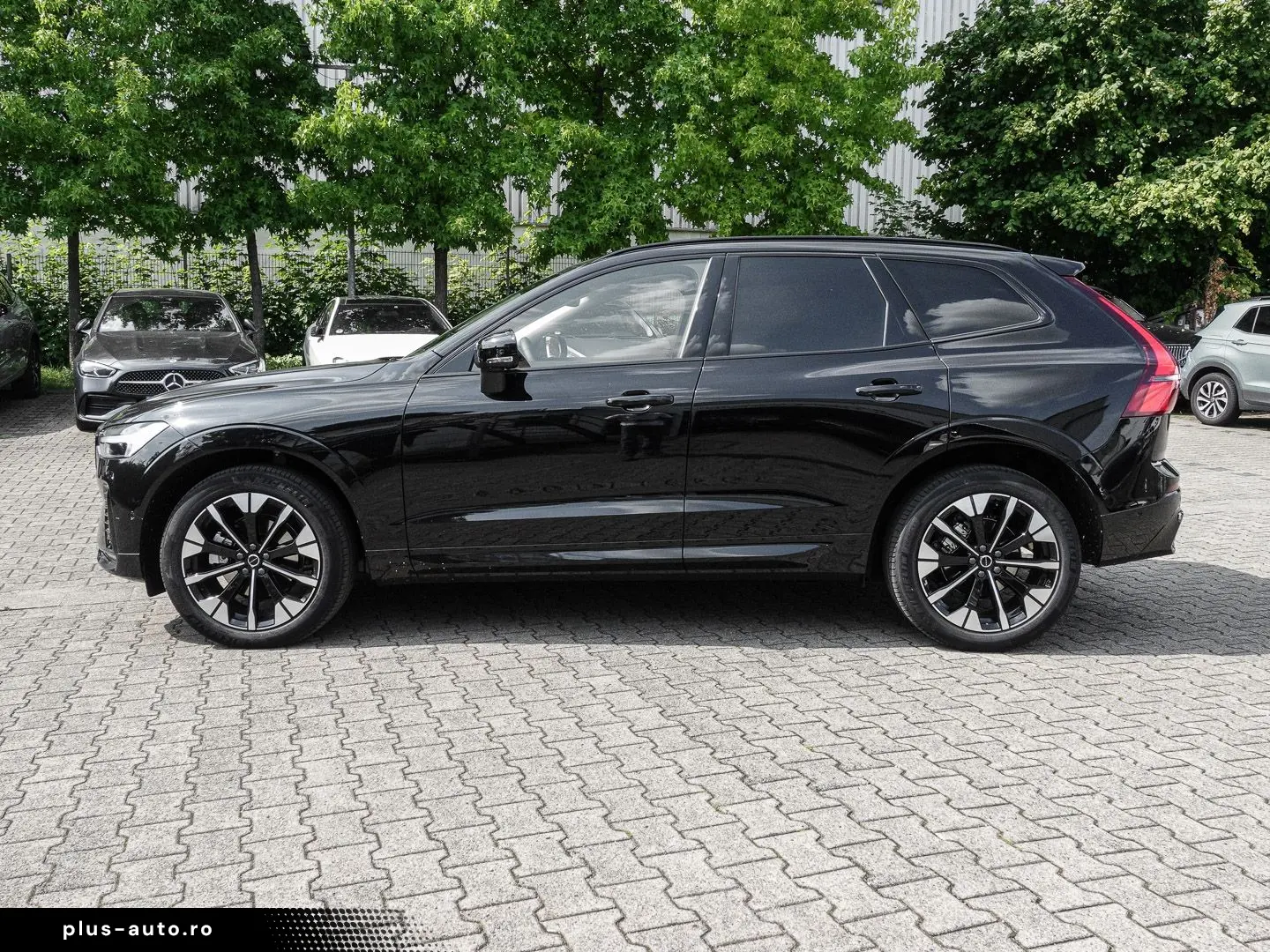 VOLVO XC60 Plus Dark AWD B5 Benzin EU6e Licht-  Lagom-
