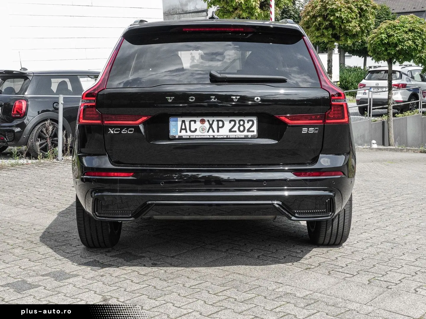 VOLVO XC60 Plus Dark AWD B5 Benzin EU6e Licht-  Lagom-