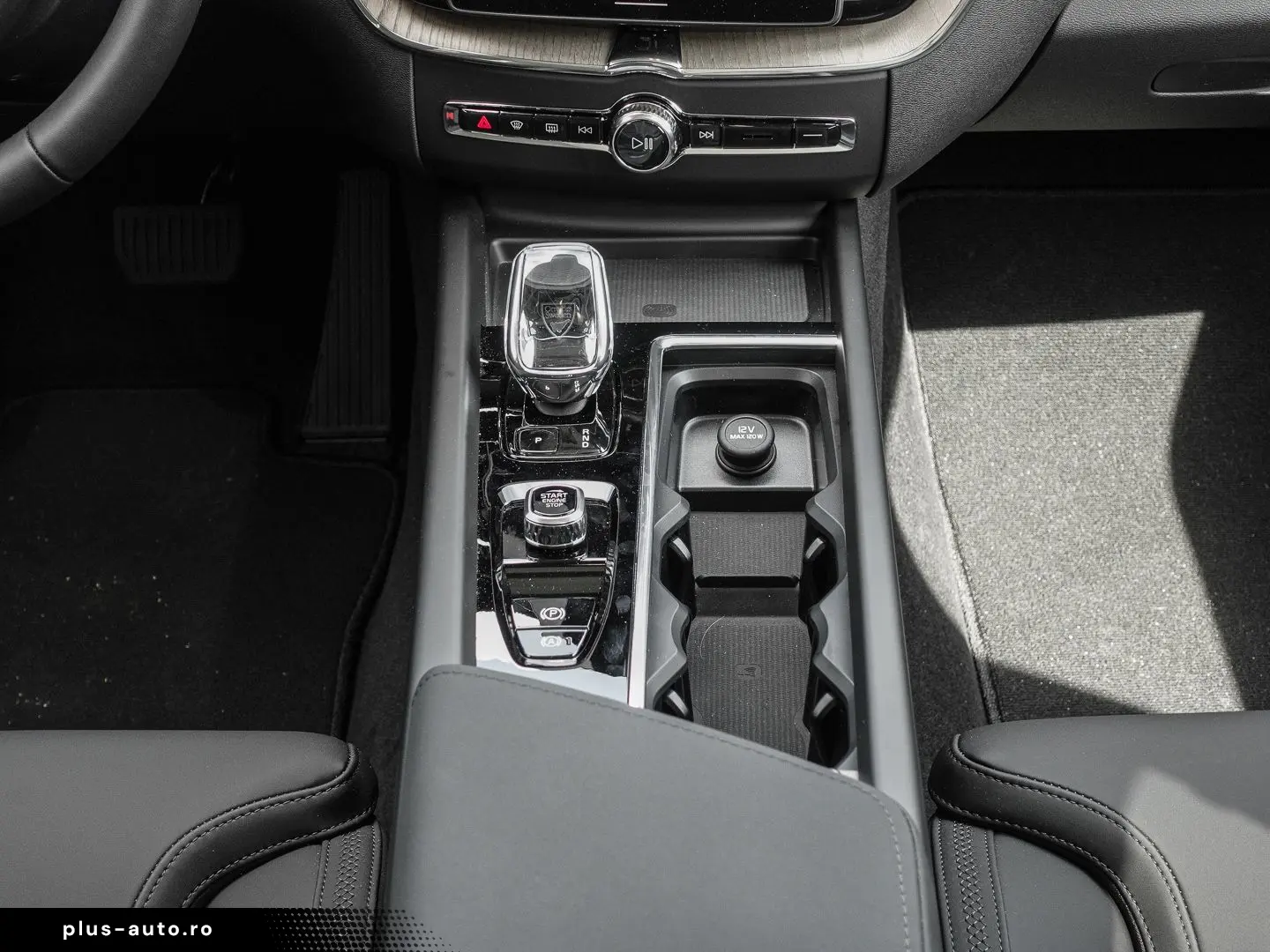 VOLVO XC60 Plus Dark AWD B5 Benzin EU6e Licht-  Lagom-