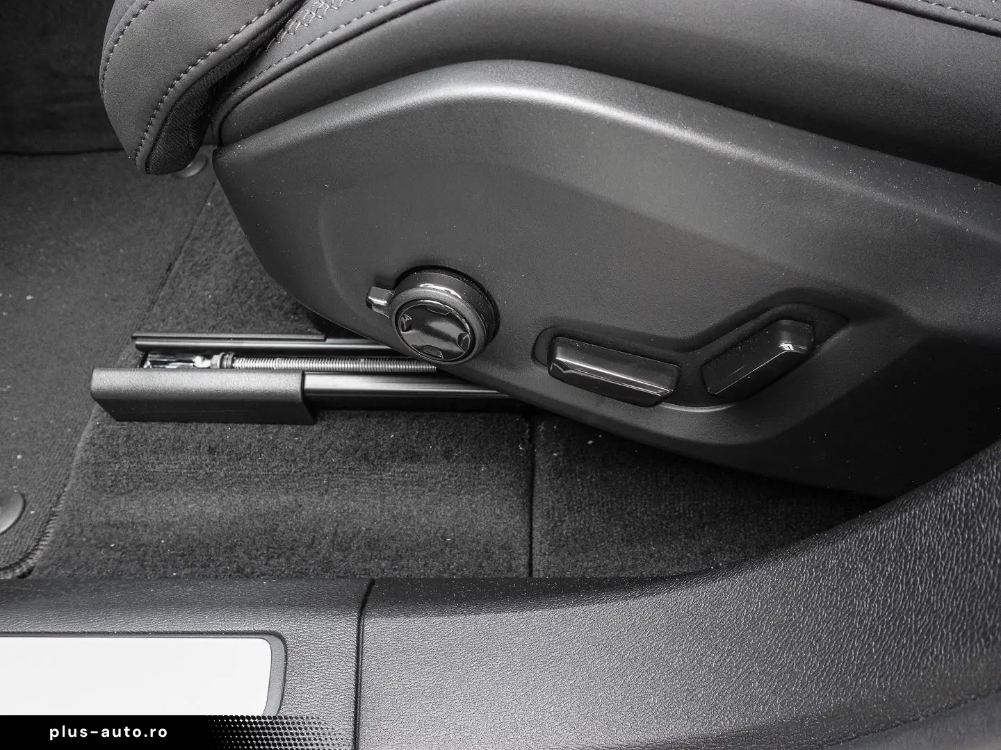 VOLVO XC60 Plus Dark AWD B5 Benzin EU6e Licht-  Lagom-