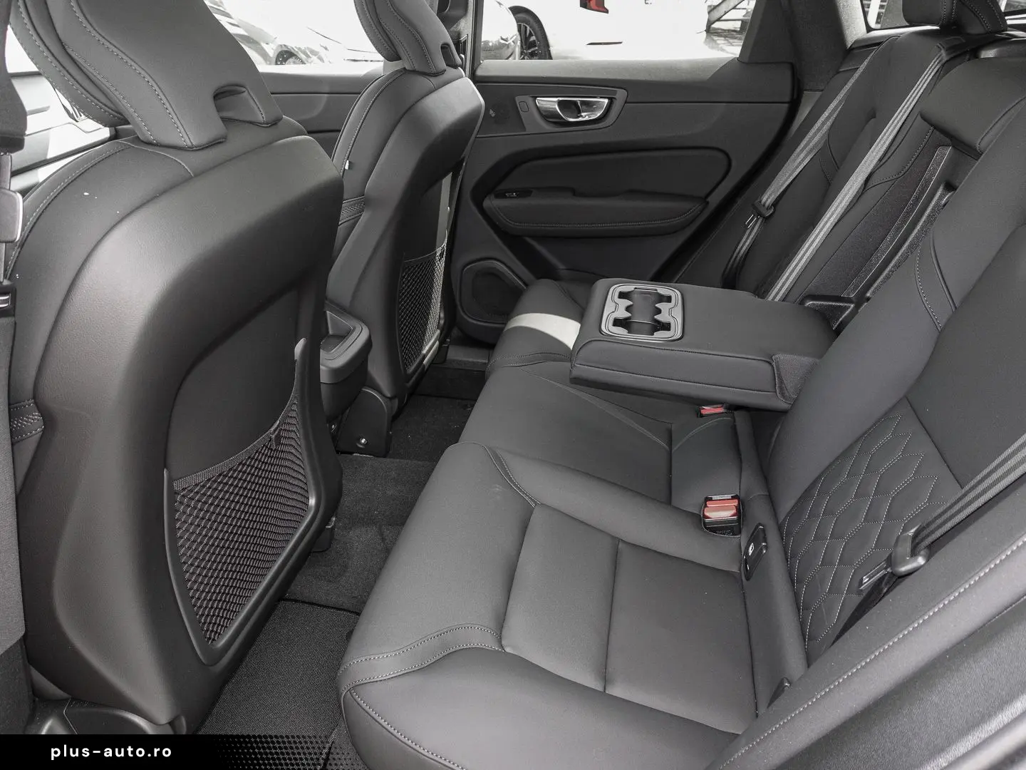 VOLVO XC60 Plus Dark AWD B5 Benzin EU6e Licht-  Lagom-