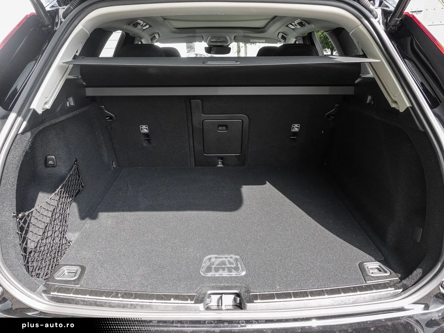 VOLVO XC60 Plus Dark AWD B5 Benzin EU6e Licht-  Lagom-