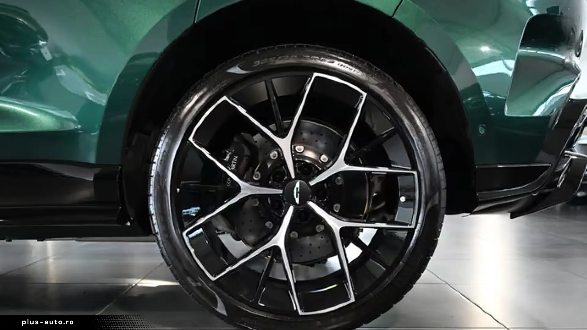 Aston Martin DBX S Malachite Green Bowers&Wilkins