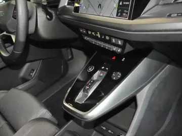 AUDI Q4 e-tron 35 Advanced Nav Standklima Sportsitze