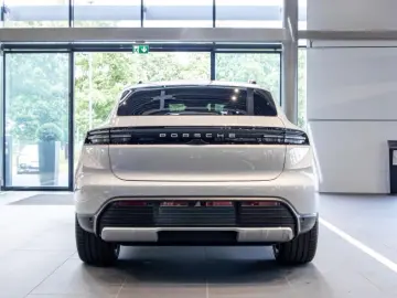 Porsche Macan 4 Spacer Speed Machine LED-Matrix PASM B