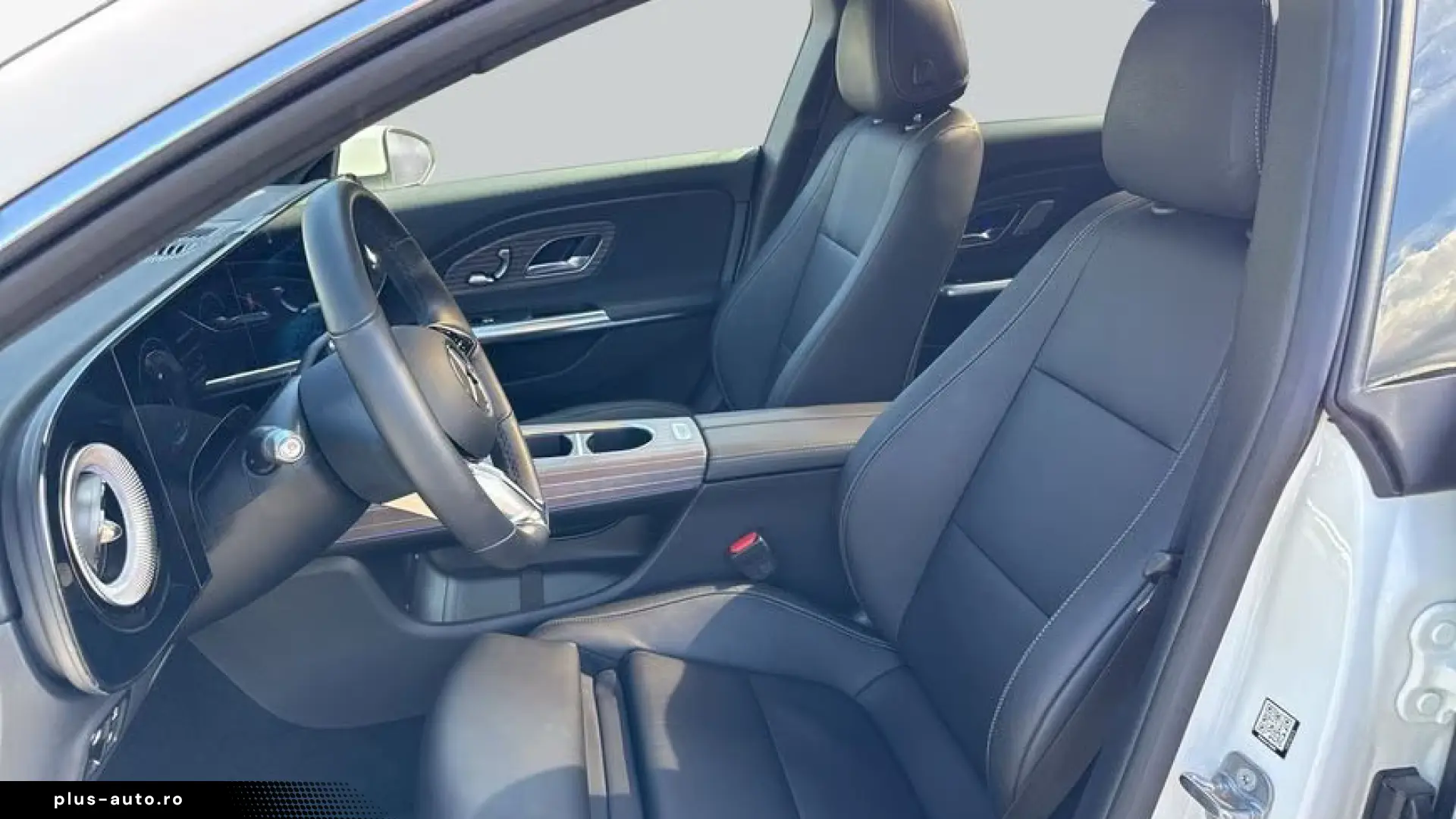 Mercedes-Benz CLA 350 4M EQ Premium Plus Drive Parking