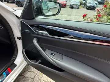 BMW 530i Luxury Line  LASER