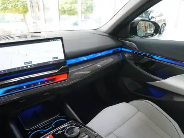 BMW M5  Touring xDrive DAProf. HUD Pano AHK Iconic