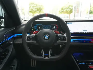 BMW M5  Touring xDrive DAProf. HUD Pano AHK Iconic