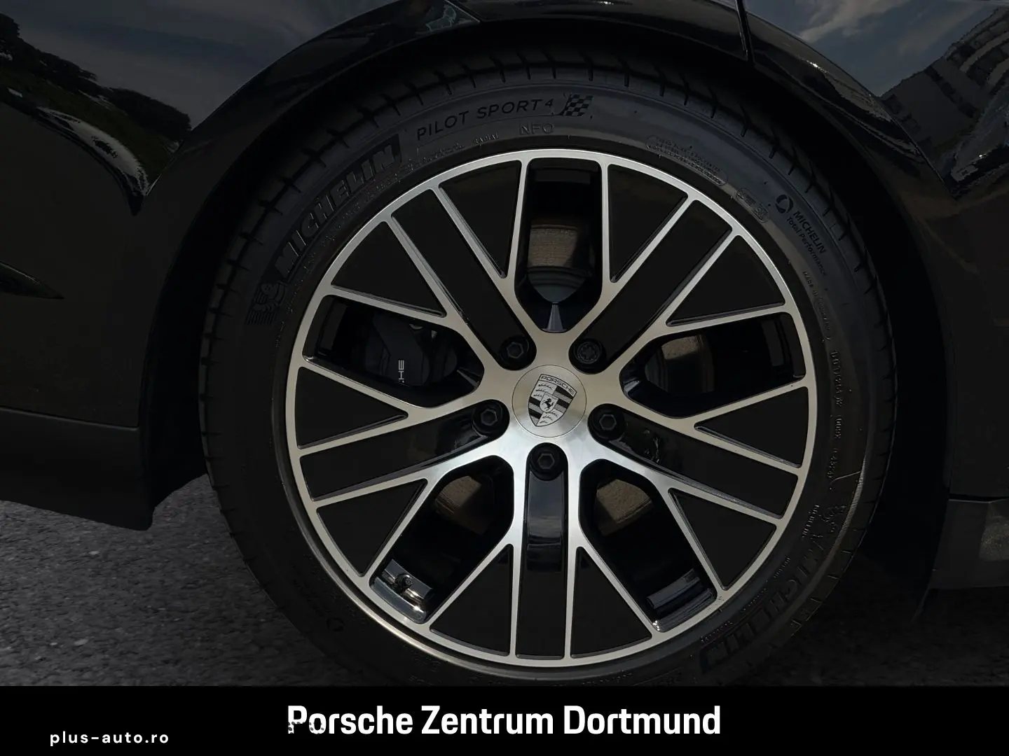 PORSCHE Taycan 4 BOSE Panorama InnoDrive HUD 20-Zoll