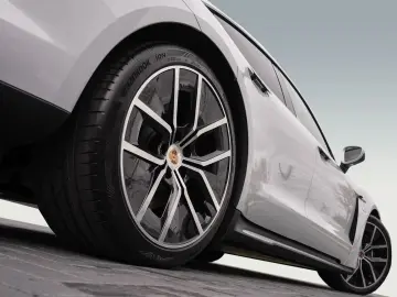 PORSCHE Taycan BOSE LED-Matrix Performancebatterie