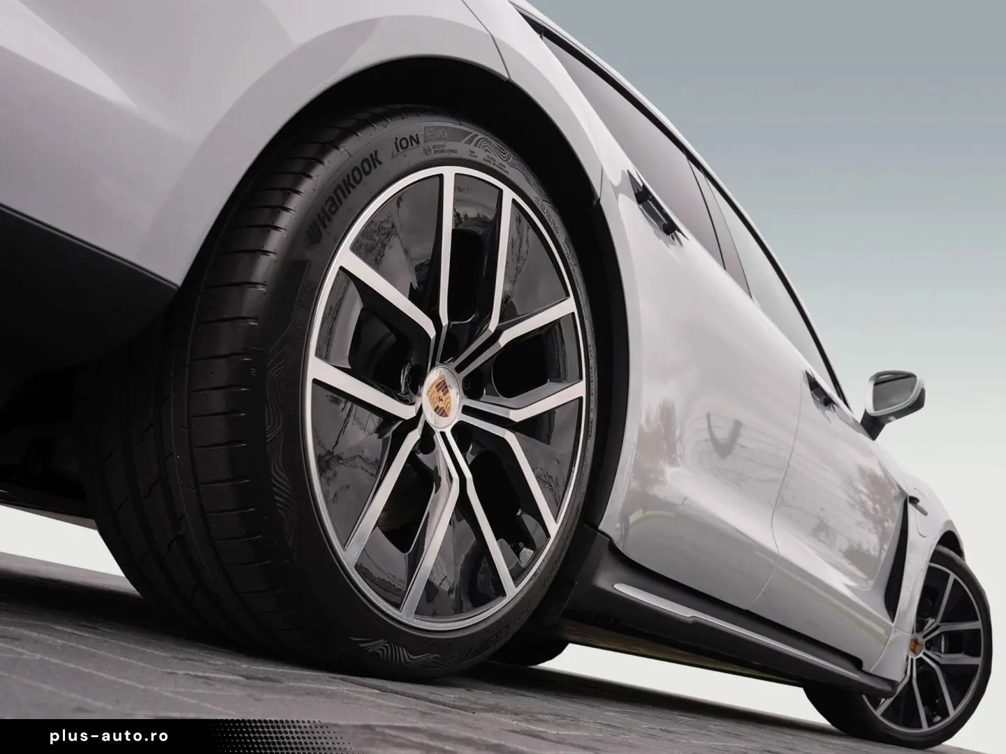 PORSCHE Taycan BOSE LED-Matrix Performancebatterie