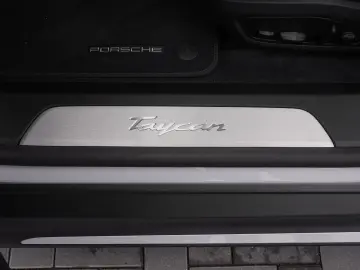 PORSCHE Taycan BOSE LED-Matrix Performancebatterie