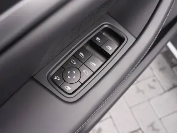 PORSCHE Taycan BOSE LED-Matrix Performancebatterie