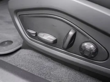 PORSCHE Taycan BOSE LED-Matrix Performancebatterie