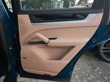 PORSCHE Cayenne MASSAGE-2DISPLAY-PANO-INNO-BOSE-BEIGE