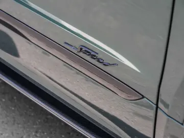 BENTLEY Bentayga Speed Light Emerald  Leather  Carbon