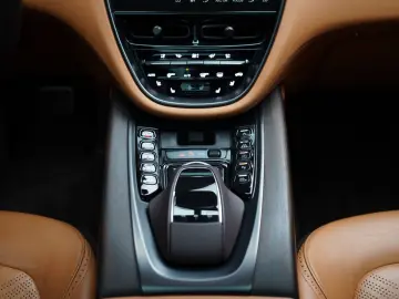 ASTON MARTIN DBX 4.0 V8