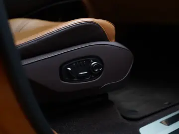 ASTON MARTIN DBX 4.0 V8