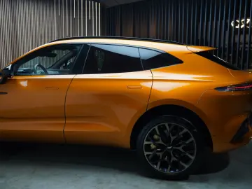 ASTON MARTIN DBX 4.0 V8